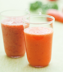 赤い野菜と果物のジュース