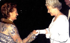 フレスコバルディ家のボナ夫人と英国女王陛下