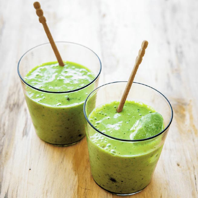 バナナ、冷凍マンゴー、青梗菜のヨーグルトスムージー