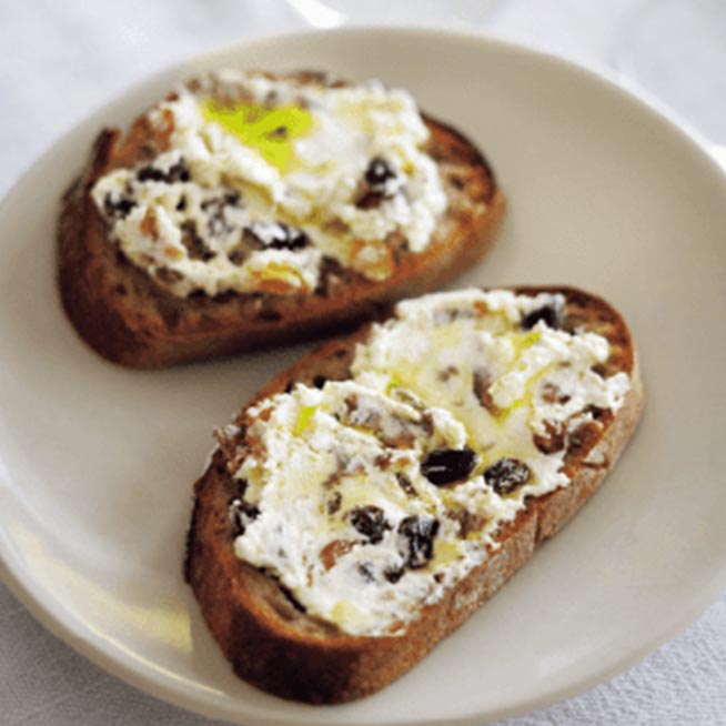 水切りヨーグルトとアンチョビのクロストーネ